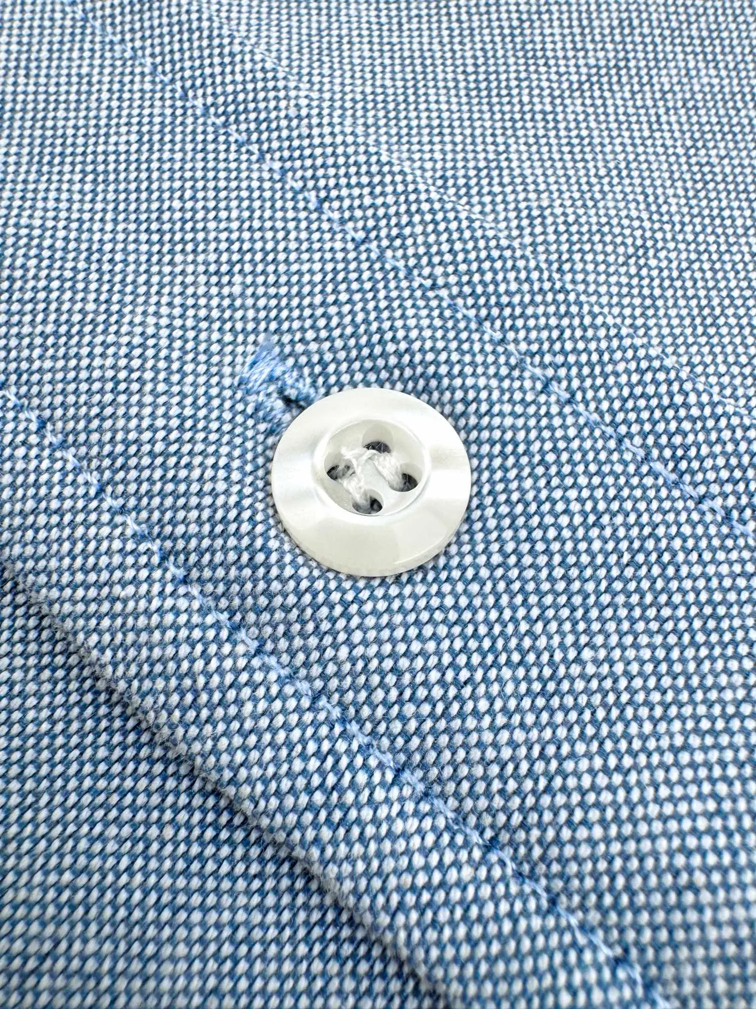 Ami Paris love embroidered box shirt. Customized luxurious Oxford cloth. Excellent texture. Comfortable and close to the skin. Gray and blue elegance. Quiet and elegant. A bright red love heart jumps on the chest. It is embellished like a work of art. Casual yet exquisite. It is the ultimate simplification of color. It also conveys the love and persistence of life. The minimalist shape contains the soul of fashion. Process 1: Use imported machine embroidery technology. Use advanced computer control system and precision mechanical components to realize Ami Loving embroidery work with high precision and smooth and delicate lines. Process 2: The fabrics are washed and have a better hand feel. Not easy to deform, not easy to shrink, not easy to fade, and maintain long-term beauty. Accessories: Customized 1:1 Ami buttons. Customized 1:1 Ami trademark. Version: Loose version. Size: S M L XL. Style number: MM 066.